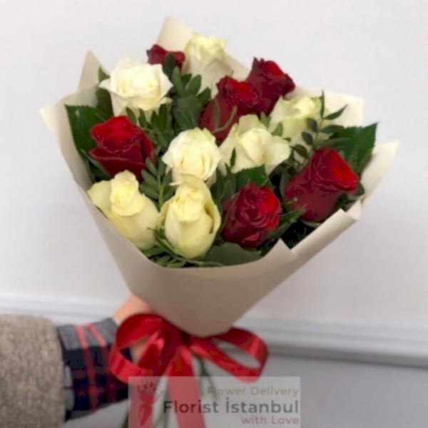 Red & White Rose Bouquet 13 Roses Resim 1