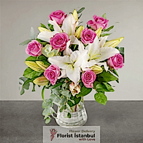 İstanbul Florist Vase mit rosa Rosen und Lilien