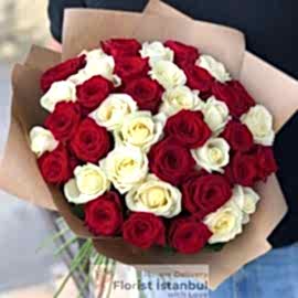  İstanbul Blumenlieferung Roter und weißer Rosenstrauß mit 40 Rosen
