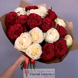  İstanbul Blumenlieferung Roter und weißer Rosenstrauß mit 20 Rosen