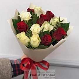  İstanbul Blumenlieferung Roter und weißer Rosenstrauß mit 13 Rosen