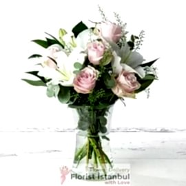 İstanbul Florist Vase mit Lilien und rosa Rosen