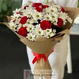  İstanbul Blumen Blumenstrauß aus 10 roten Rosen und Gänseblümchen
